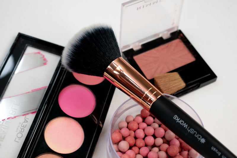 Hoe breng je blush aan?