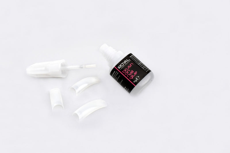 Hoe lang blijven nepnagels zitten?